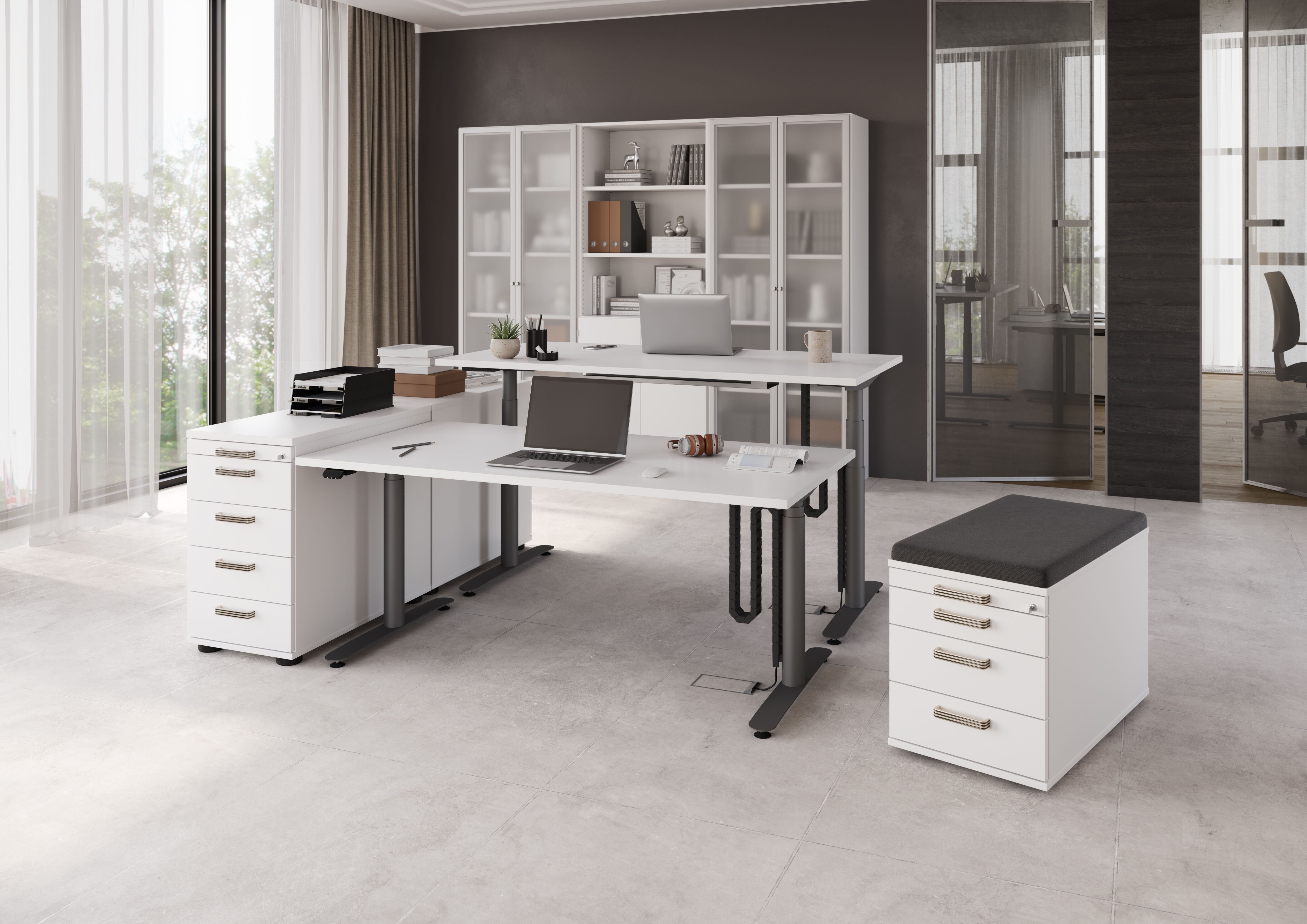 Modernes Büro mit ergonomischen Schreibtischen, stilvollen Schränken und großen Fenstern für natürliches Licht.
