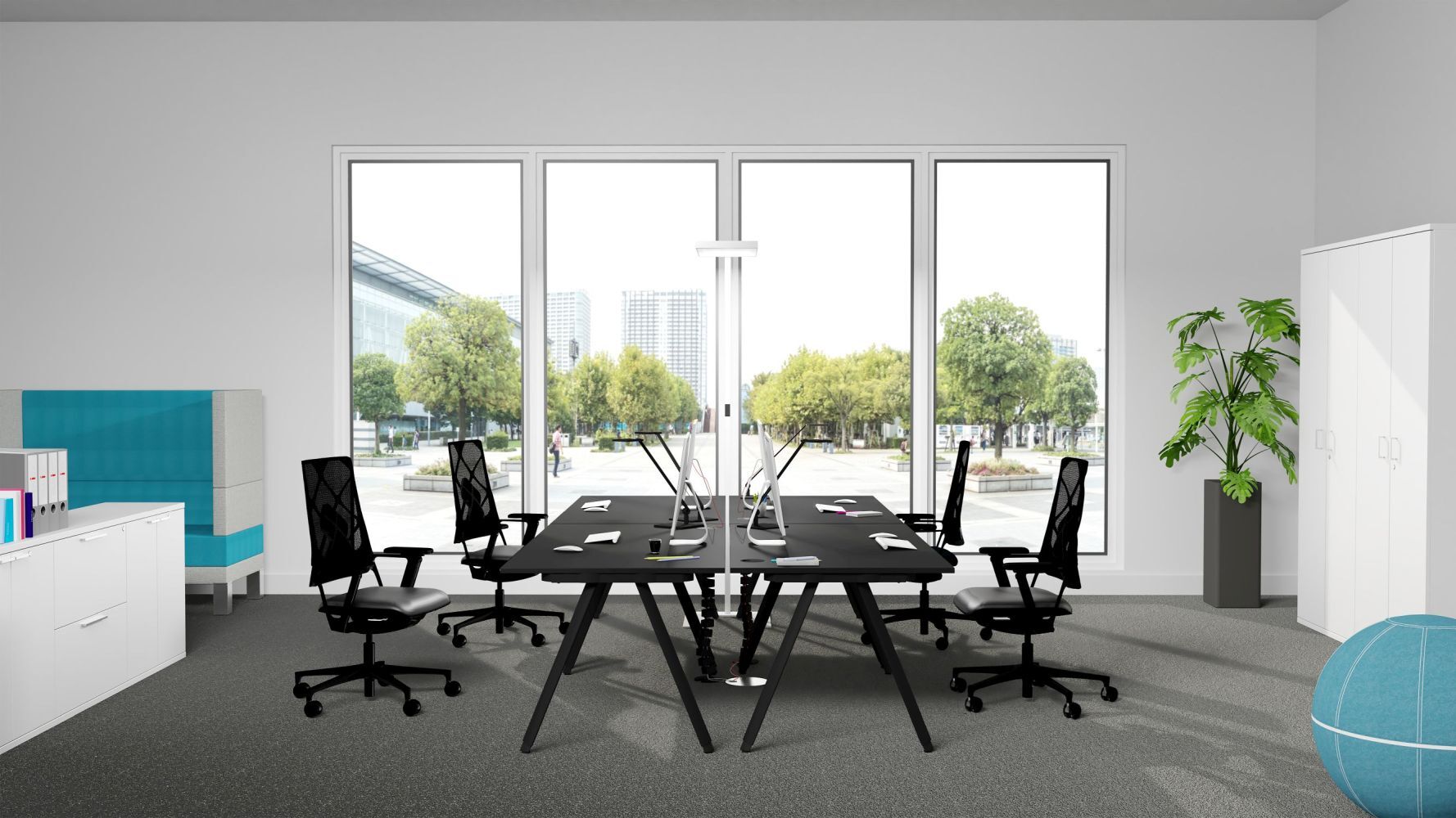 Modernes Büro mit ergonomischen Stühlen und großen Fenstern, Blick auf Grünflächen im Hintergrund.