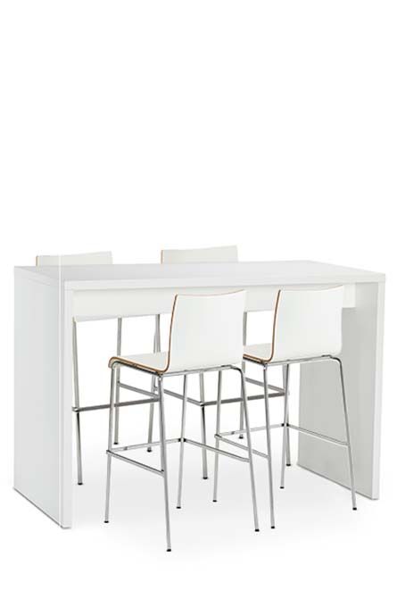 Moderner weißer Bartisch mit vier passenden Barhockern, ideal für Büro- oder Lounge-Bereiche.