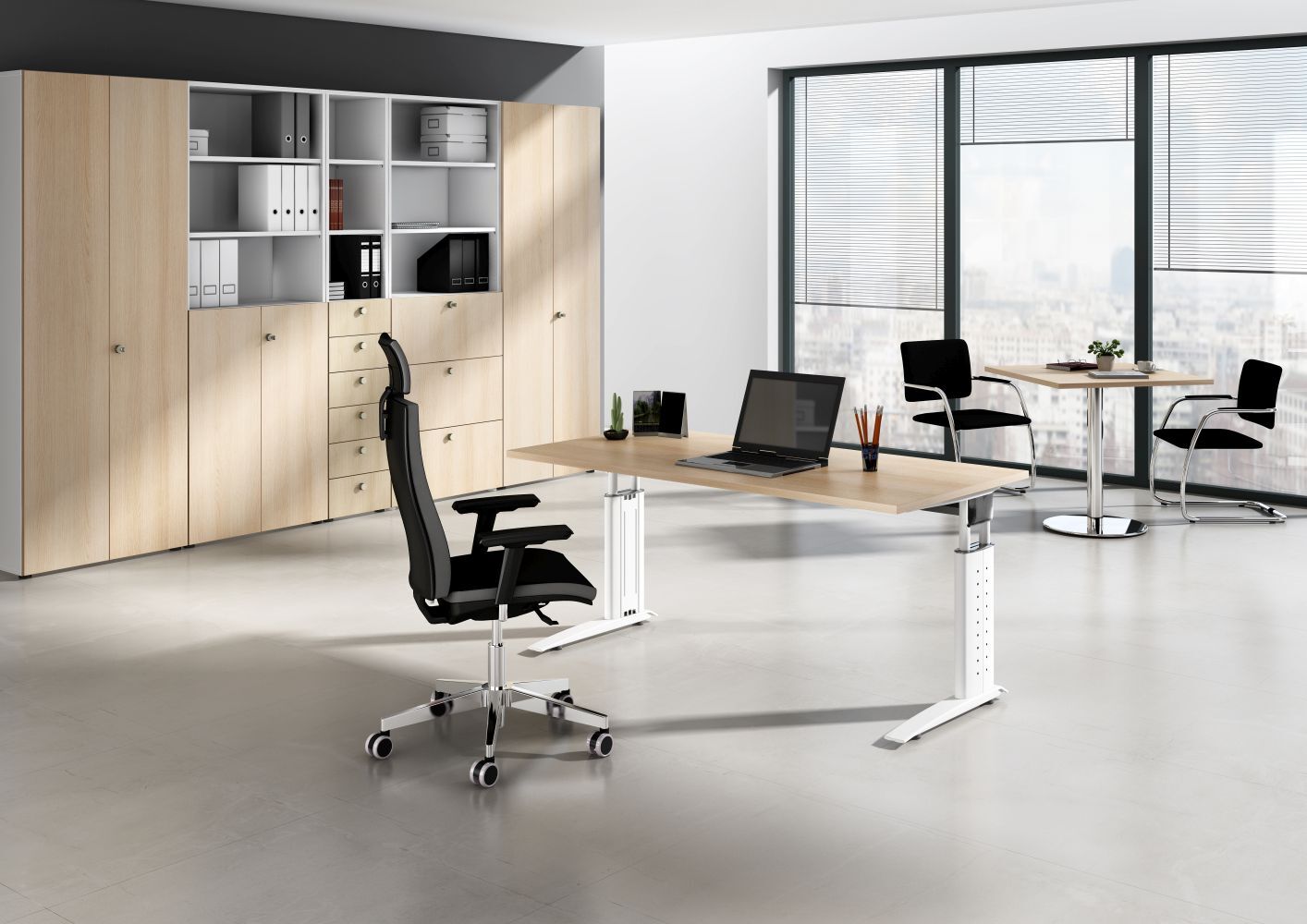 Modernes Büro mit ergonomischem Stuhl, höhenverstellbarem Schreibtisch und großen Fenstern, die die Stadt überblicken.