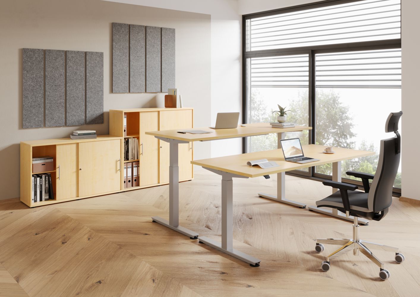 Helles Büro mit einem höhenverstellbaren Schreibtisch und ergonomischem Stuhl, umgeben von großen Fenstern und Holzregalen.