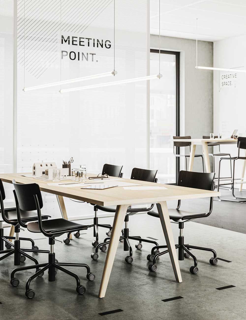 Moderner Besprechungsraum mit ergonomischen Bürostühlen, einem hellen Holztisch und minimalistischer Dekoration.