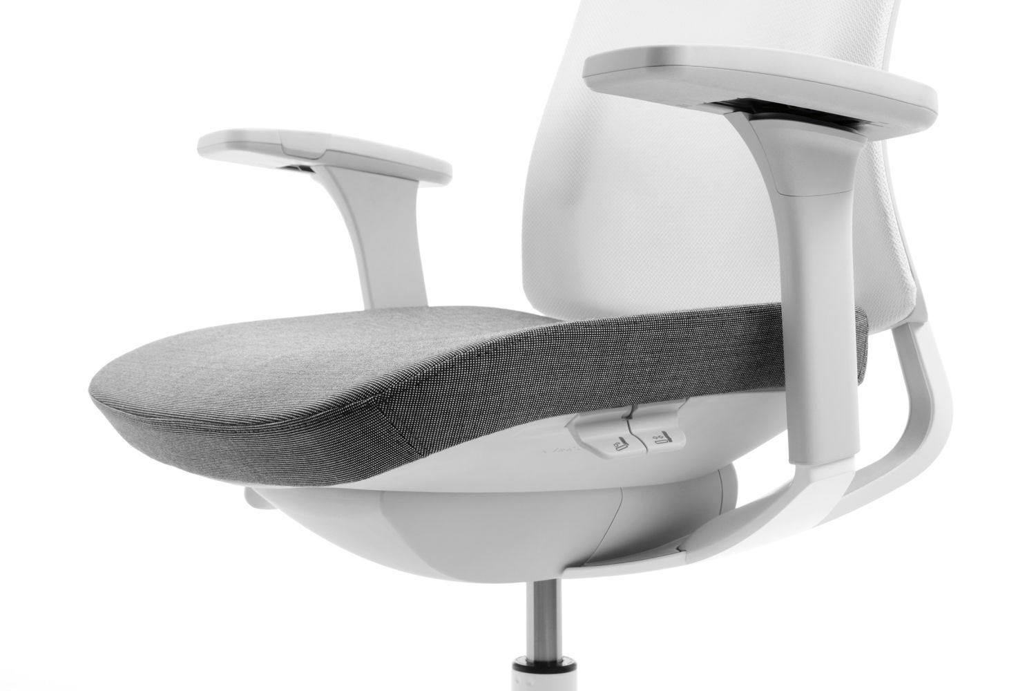 Nahaufnahme eines ergonomischen Bürostuhls mit grauem Sitzpolster, weißen Armlehnen und verstellbaren Funktionen.