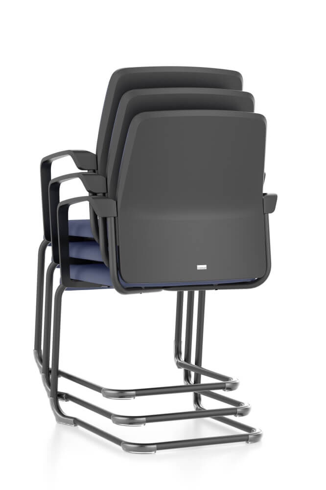 Vier stapelbare, ergonomische Stühle mit schwarzen Rahmen und blauen Sitzpolstern, ideal für komfortables Sitzen.