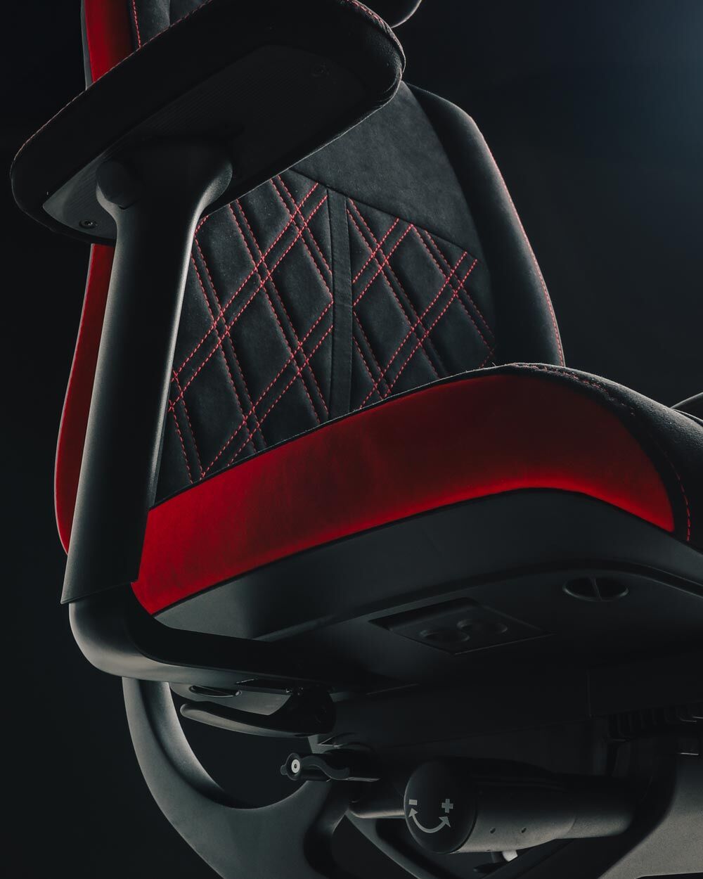 Ergonomischer Bürostuhl mit schwarzem und rotem Polster und gepolsterten Nähten für dynamisches Sitzen.