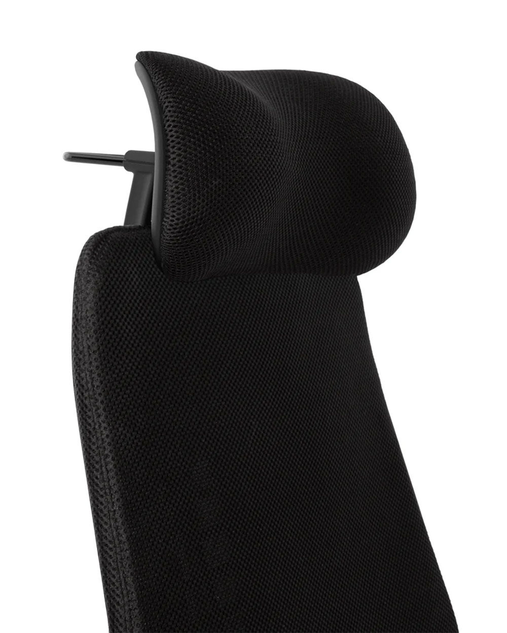 Nahaufnahme eines ergonomischen schwarzen Bürostuhls mit verstellbarer Kopfstütze und Netzgewebe für Komfort.