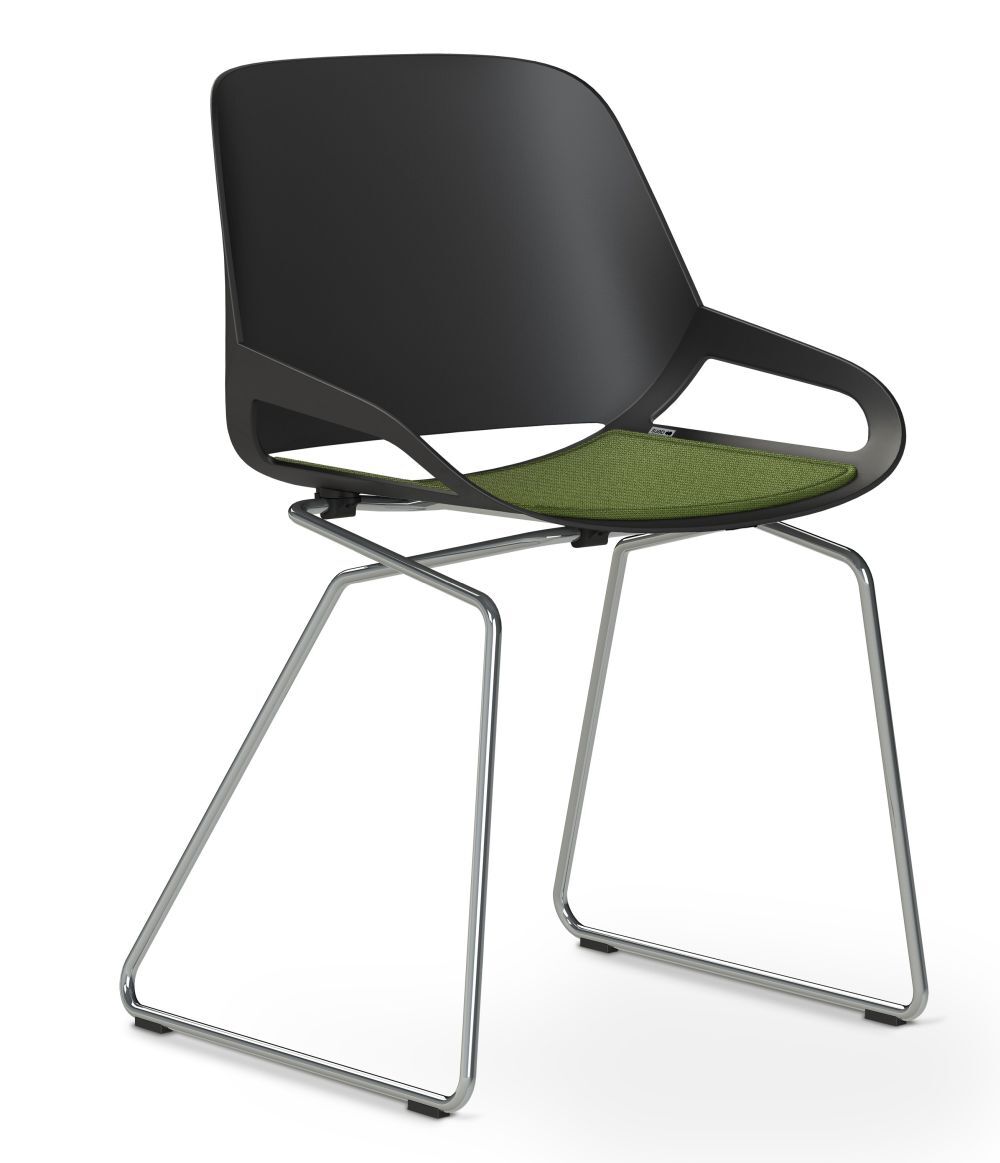 Moderner ergonomischer Stuhl mit schwarzer Rückenlehne, grünem Sitzkissen und schlankem Metallgestell.