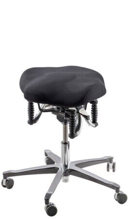 Ergonomischer Bürohocker mit schwarzem Bezug und flexiblem Federmechanismus auf einem rollbaren Metallgestell.