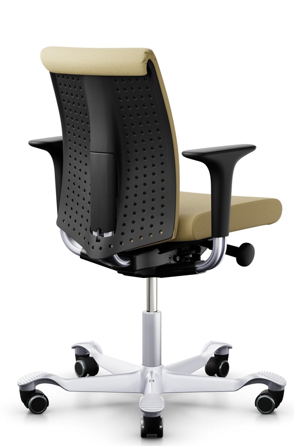 Rückansicht eines beigen ergonomischen Bürostuhls mit schwarze Armlehnen und Rollen für dynamisches Sitzen.