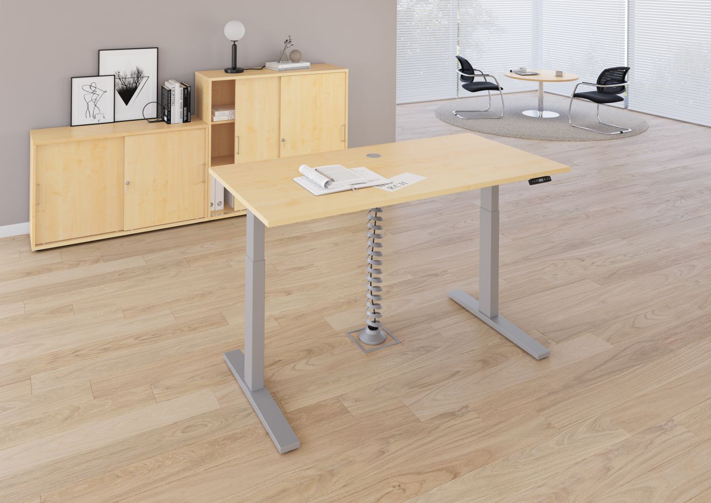 Höhenverstellbarer Schreibtisch in modernem Büro mit hellen Holzmöbeln und ergonomischem Design für gesundes Arbeiten.
