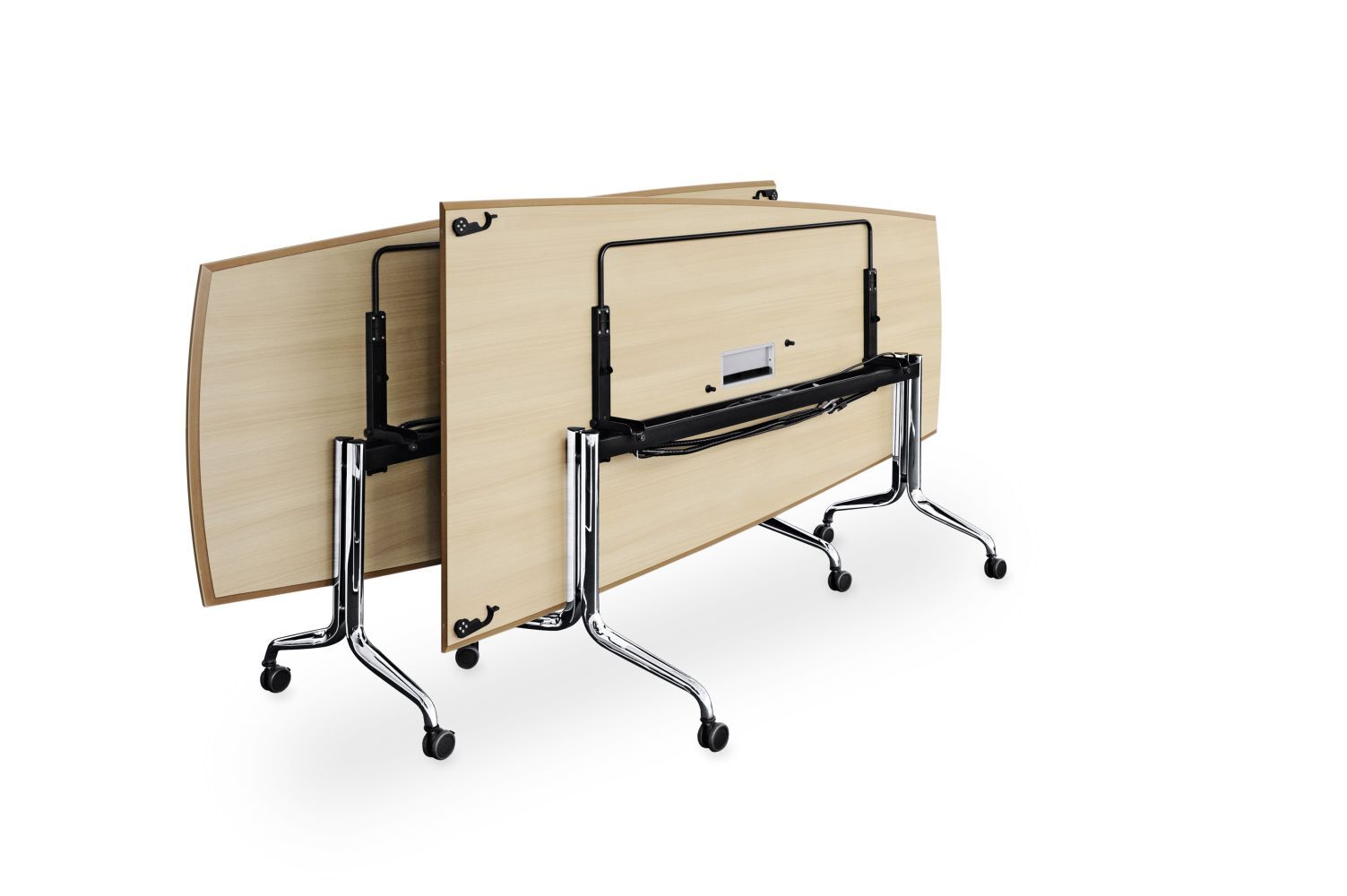 Zwei zusammenklappbare Konferenztische mit Holzoberfläche und verchromten Beinen auf Rollen, platzsparend verstaut.