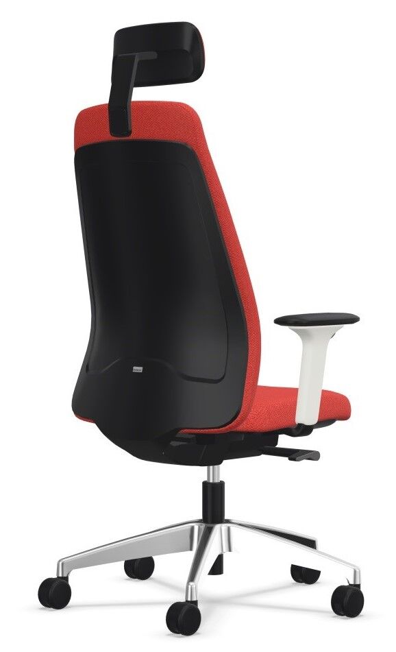 Ergonomischer Bürostuhl mit rotem Stoffbezug, schwarzer Rückenlehne und verstellbarer Kopfstütze, auf fünf Rollen.