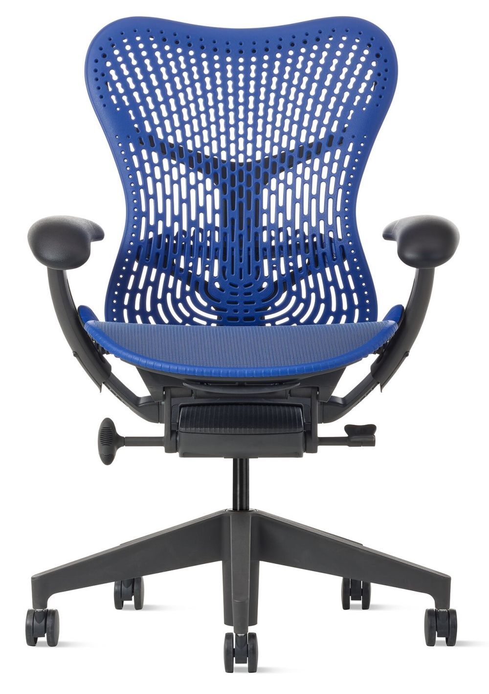 Blauer ergonomischer Bürostuhl mit netzartiger Rückenlehne, verstellbaren Armlehnen und schwarzem Gestell auf Rollen.