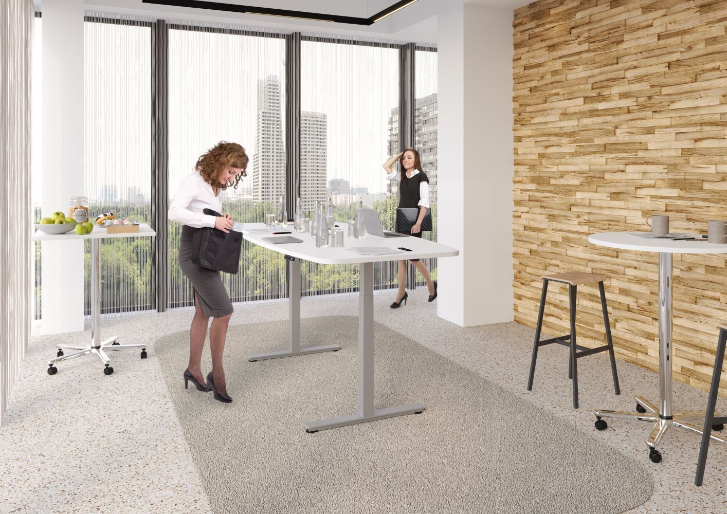 Frauen in einem modernen Büro mit Stehpult, Ergonomie und dynamisches Arbeiten fördernd.