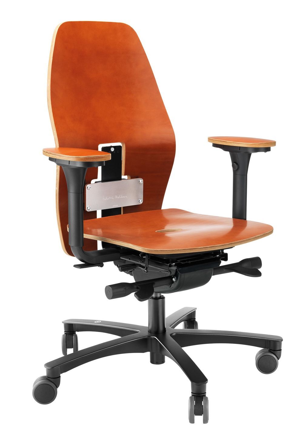 Ergonomischer Bürostuhl aus Holz mit verstellbaren Armlehnen, stabiler schwarzer Basis und Rollen.