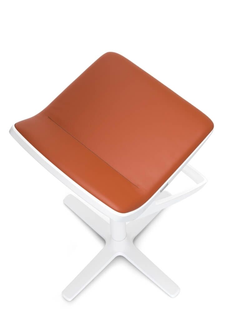 Ergonomischer Hocker mit braunem Sitzpolster und weißem Gestell für dynamisches Sitzen im Büro.