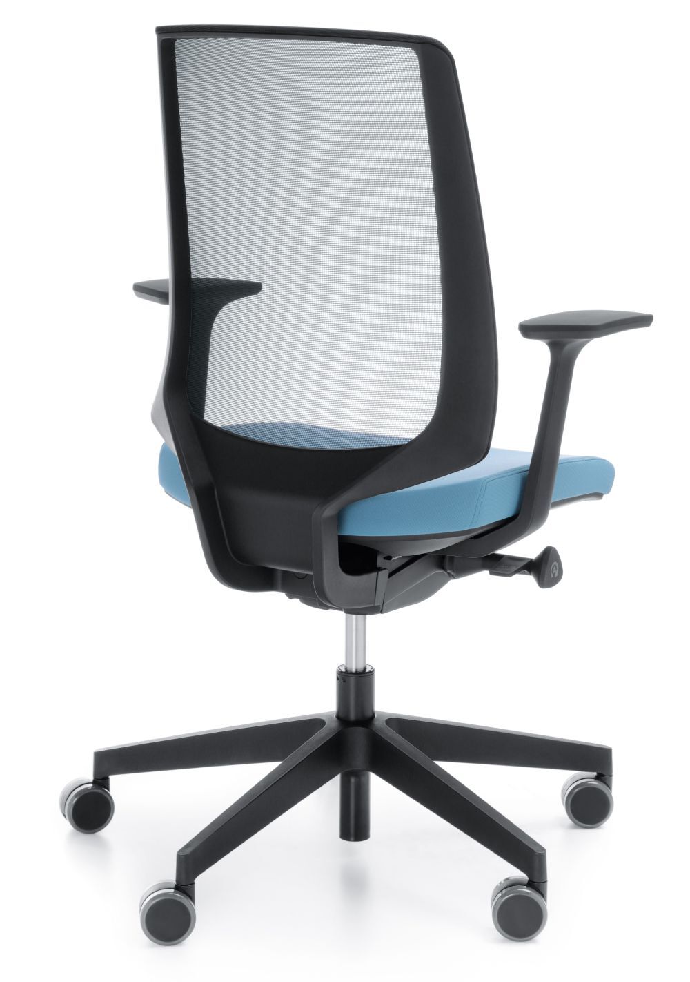 Ergonomischer Bürostuhl mit schwarzer Netzrückenlehne, blauer Sitzfläche und höhenverstellbaren Armlehnen auf Rollen.