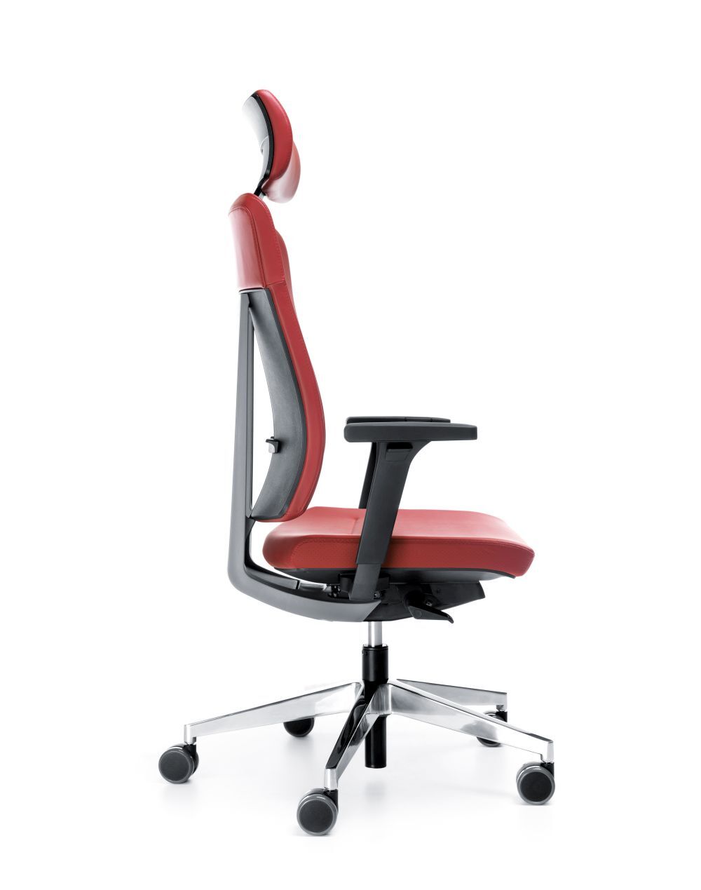 Ergonomischer Bürostuhl in Rot und Schwarz mit Kopfstütze und verstellbaren Armlehnen, Seitenansicht.