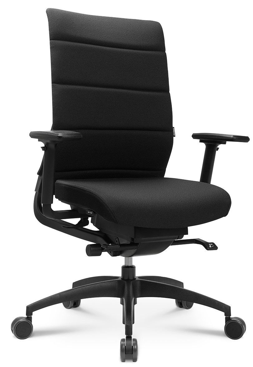 Schwarzer ergonomischer Bürostuhl mit verstellbaren Armlehnen und Rollen, ideal für dynamisches Sitzen im Büro.