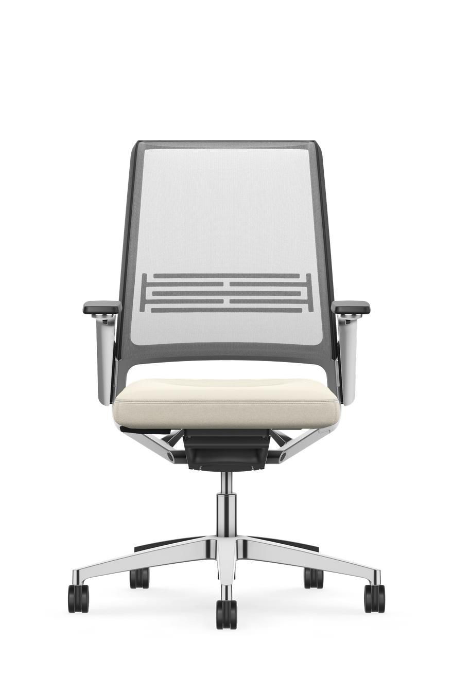 Hochwertiger ergonomischer Bürostuhl mit Netzrückenlehne und verstellbaren Armlehnen auf fünf Rollen.