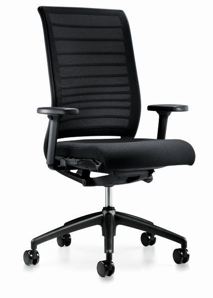 Ergonomischer schwarzer Bürostuhl mit Netzrückenlehne und verstellbaren Armlehnen auf Rollen.