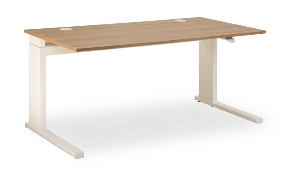 Ergonomischer Schreibtisch mit heller Holzplatte und weißem Metallgestell, geeignet für dynamisches Sitzen im Büro.