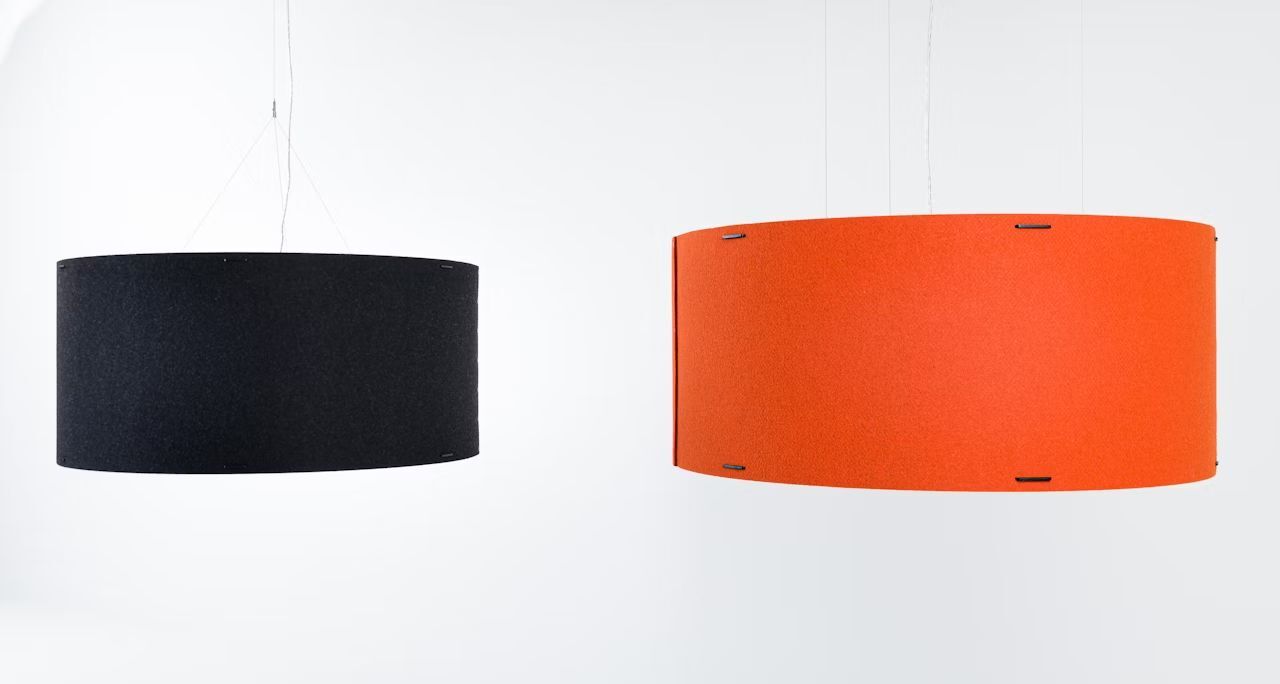 Zwei zylindrische Hängelampen: eine in Schwarz, die andere in Orange, vor weißem Hintergrund.