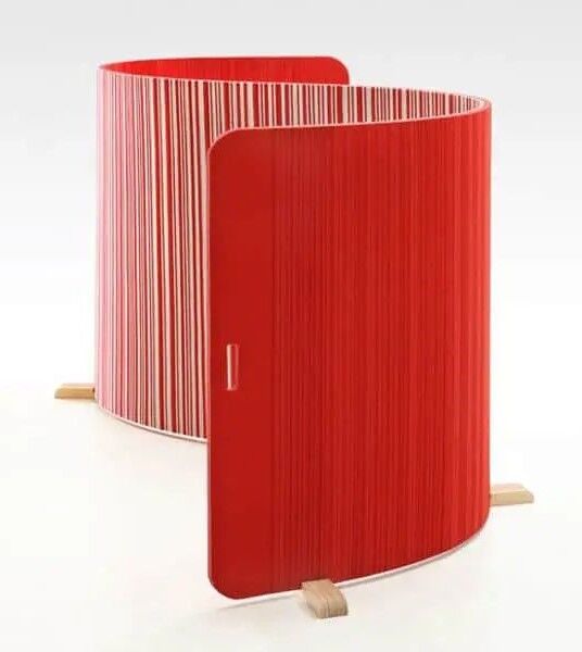 Roter, gebogener Raumteiler mit Holzfüßen, ideal zur Schaffung privater Bereiche in Büros.
