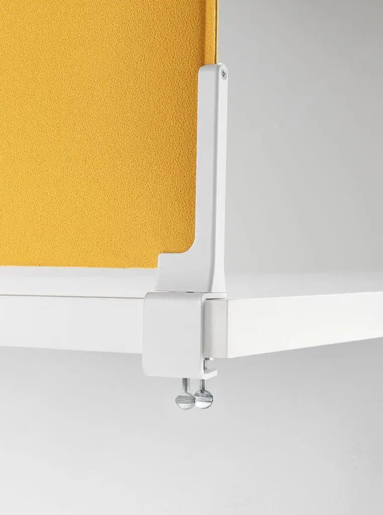 Gelbes Trennwandpanel aus Stoff, montiert an einer weißen Tischplatte mit Metallhalterung.