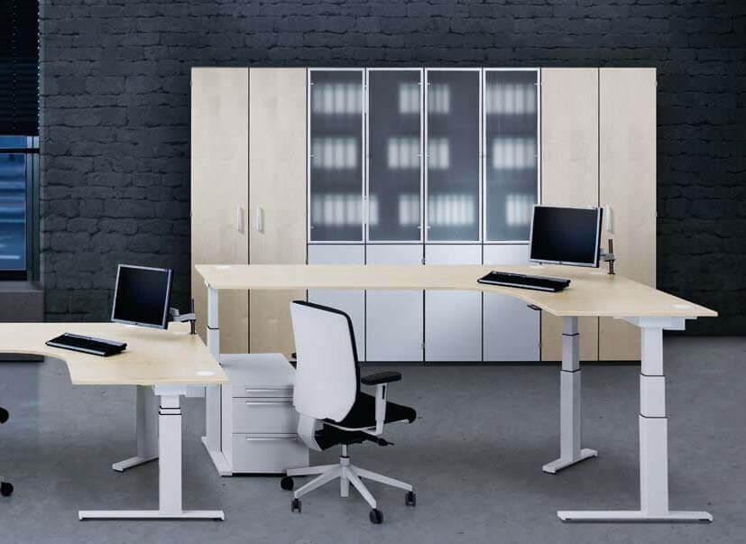Ergonomische Büromöbel mit höhenverstellbaren Schreibtischen, Bürostühlen und Schränken in modernem Design.