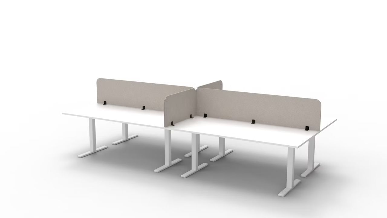 Doppelarbeitsplatz mit weißen Schreibtischen und grauen Trennwänden für ergonomische Büroeinrichtung.