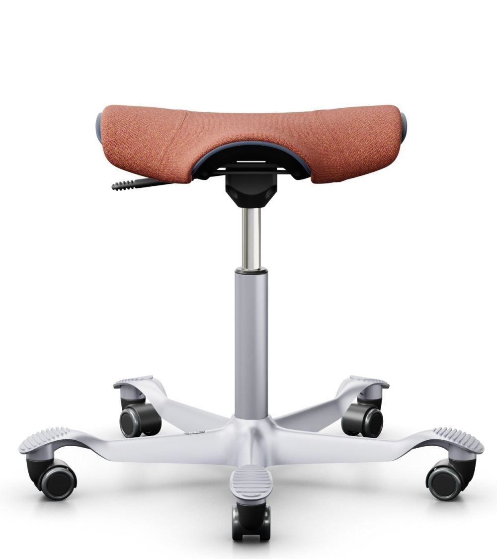 Ergonomischer Hocker ohne Rückenlehne mit gepolstertem Sitz in Rotbraun auf rollbarem Metallgestell.