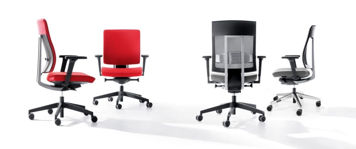 Vier ergonomische Bürostühle, zwei rot und zwei grau, in verschiedenen Positionen auf weißem Hintergrund dargestellt.