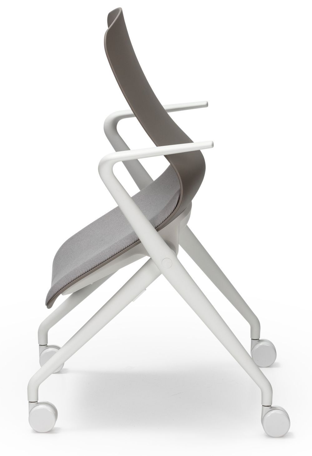 Seitenansicht eines modernen ergonomischen Bürostuhls mit schlankem Design und weißem Gestell auf Rollen.