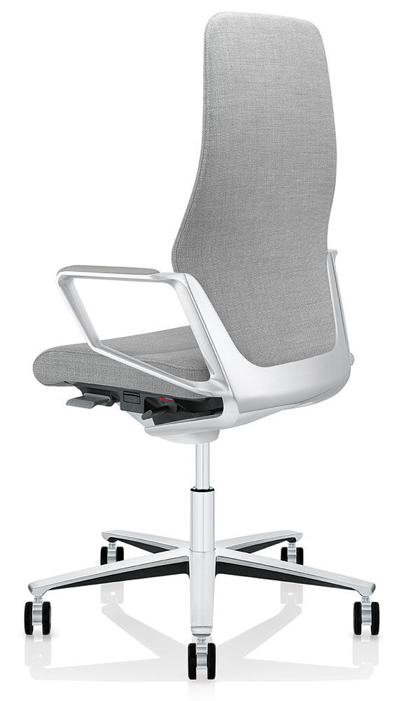 Ergonomischer Bürostuhl mit grauem Stoffbezug und hoher Rückenlehne, Weißmetallrahmen und Rollenfuß, Seitenansicht.