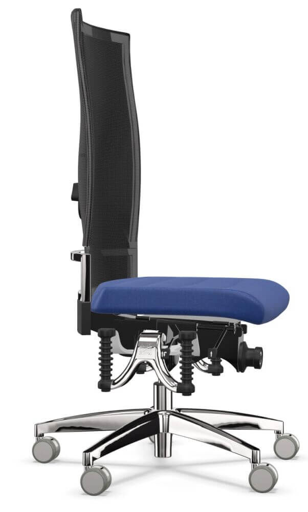 Ergonomischer Bürostuhl mit hoher Netzrückenlehne, blauer Polstersitzfläche und verchromtem Rollfuß für dynamisches Sitzen.