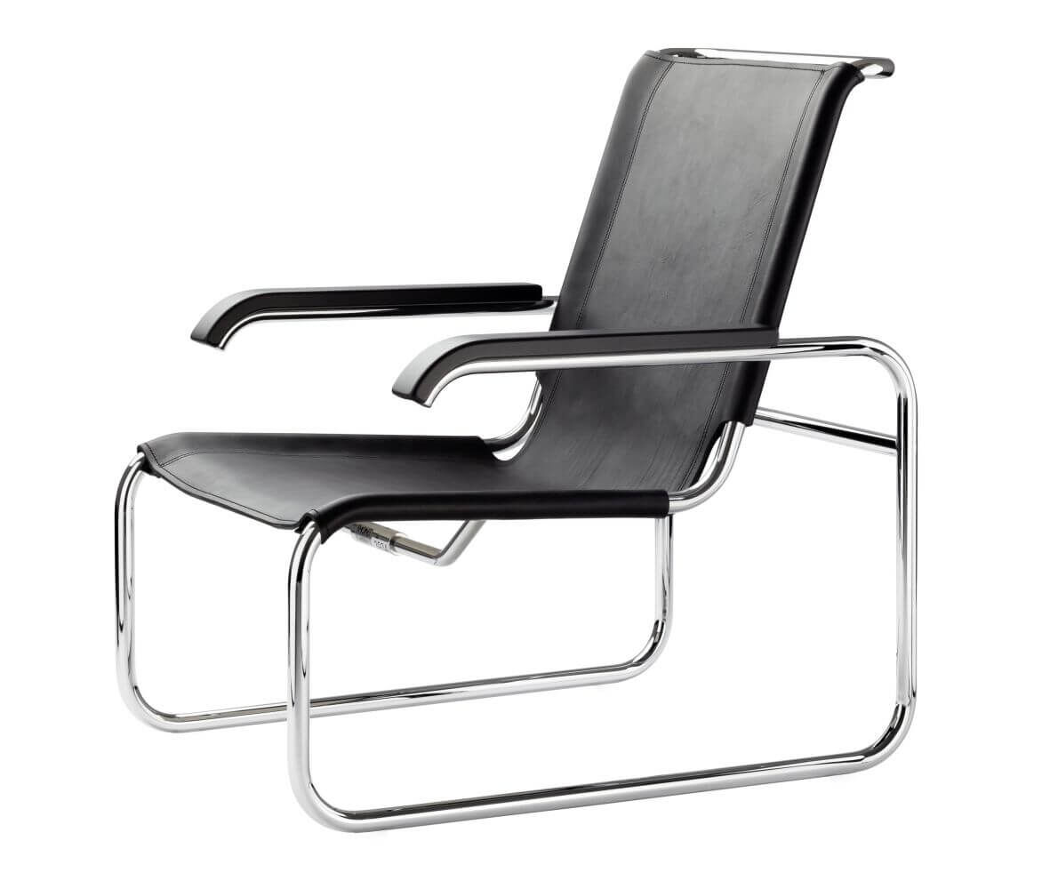 Moderner schwarzer Stuhl mit geschwungenem Chromrahmen und Armlehnen, ideal für ergonomisches Sitzen.