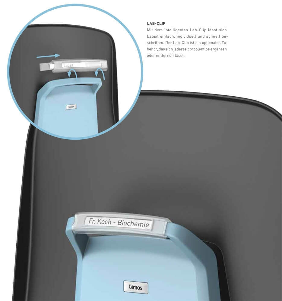 Ergonomischer Stuhl mit Lab-Clip zur personalisierten Beschriftung auf der Rückseite, Nahaufnahme zeigt Detailansicht.