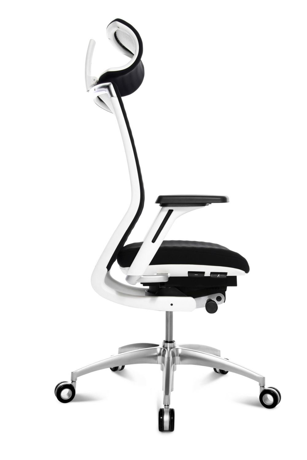 Moderner ergonomischer Bürostuhl mit verstellbarer Kopfstütze, schwarzem Sitzpolster und silbernem Untergestell, seitliche Ansicht.