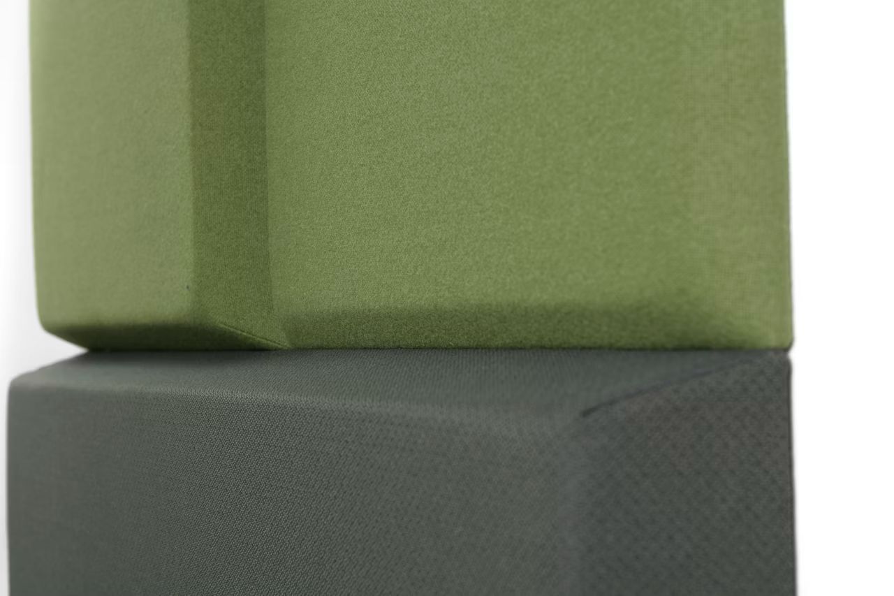 Zwei akustische Paneele in verschiedenen Grüntönen stapeln sich für Schallschutz in Büroumgebungen.