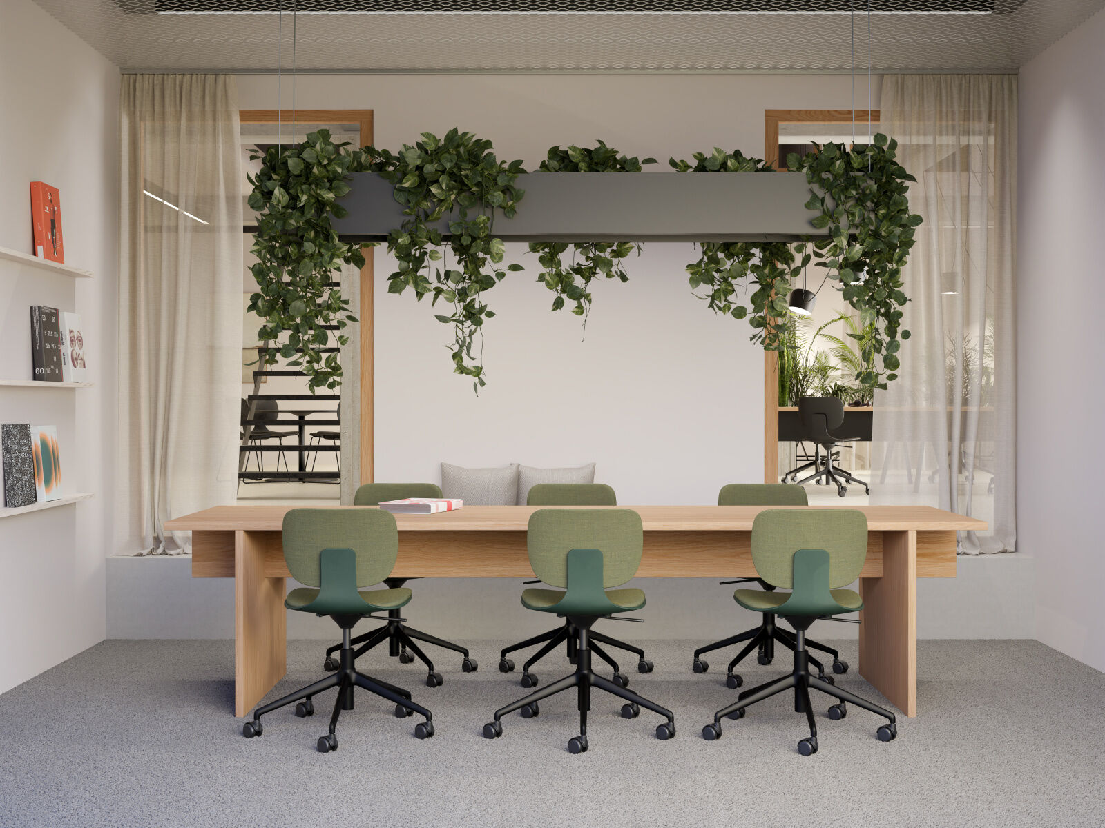 Moderner Konferenzraum mit ergonomischen Bürostühlen, Holztisch und hängenden Pflanzen, im Hintergrund ein großes Fenster.