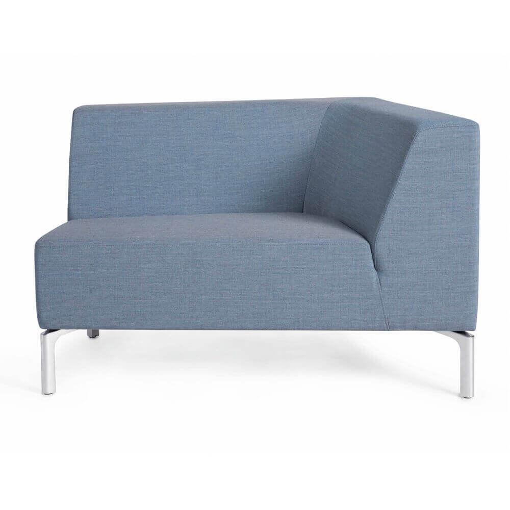 Helles blaues, modernes Ecksofa mit Metallbeinen, ideal für ergonomische Bürolösungen und stilvolle Inneneinrichtung.