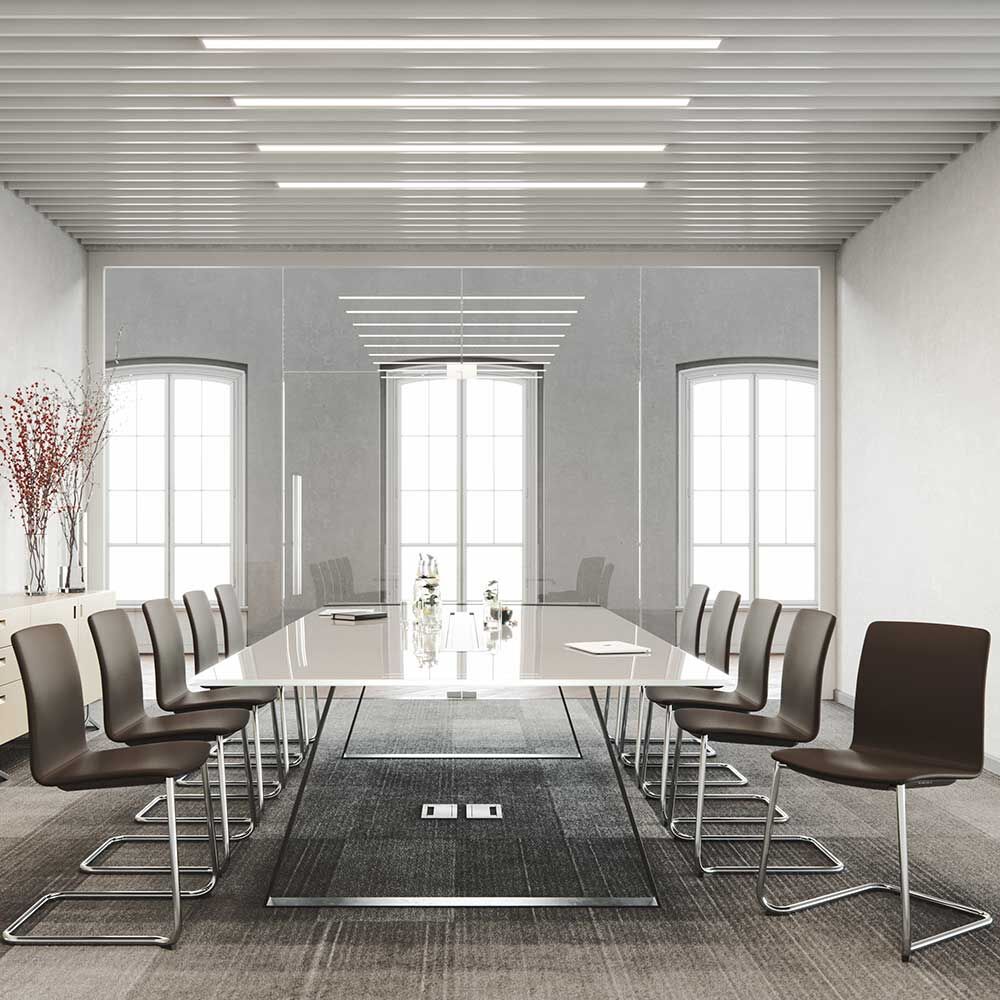 Moderner Konferenzraum mit großem Glastisch und eleganten, ergonomischen Stühlen in einem hellen, stilvollen Raum.