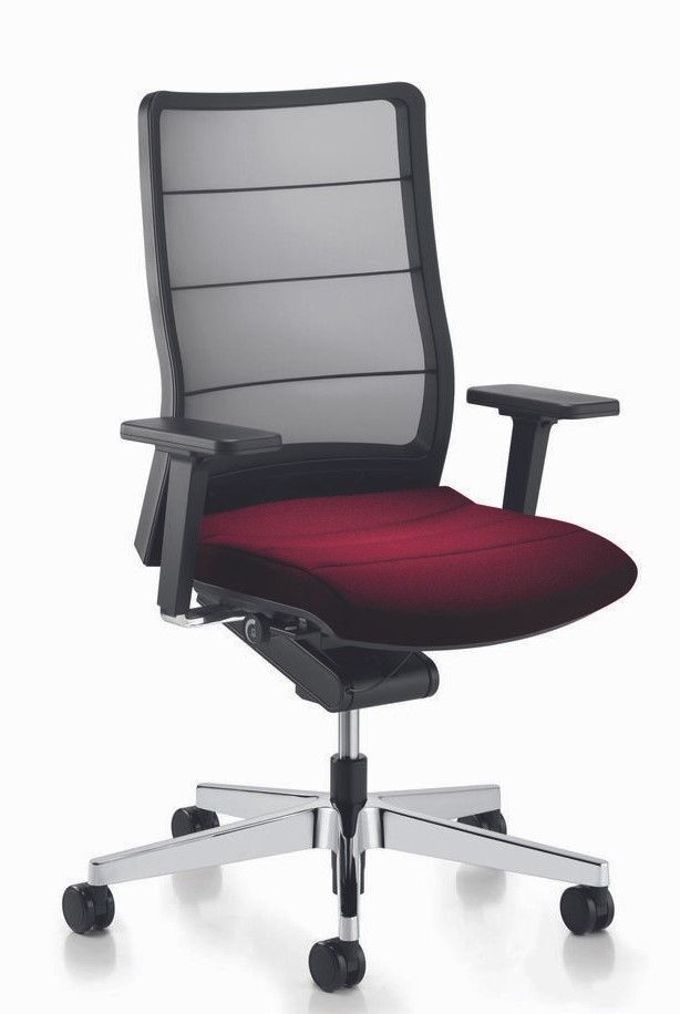 Ergonomischer Bürostuhl mit Netzrückenlehne und rotem Sitzpolster auf verstellbarem, rollbarem Gestell.