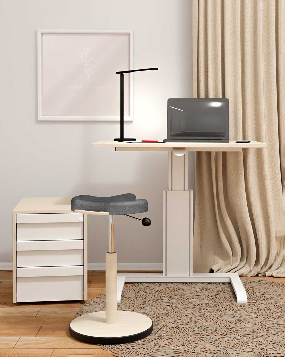 Ergonomischer Schreibtisch mit Stehfunktion, Laptop und Lampe, daneben ein grauer Sitzhocker vor Vorhängen.