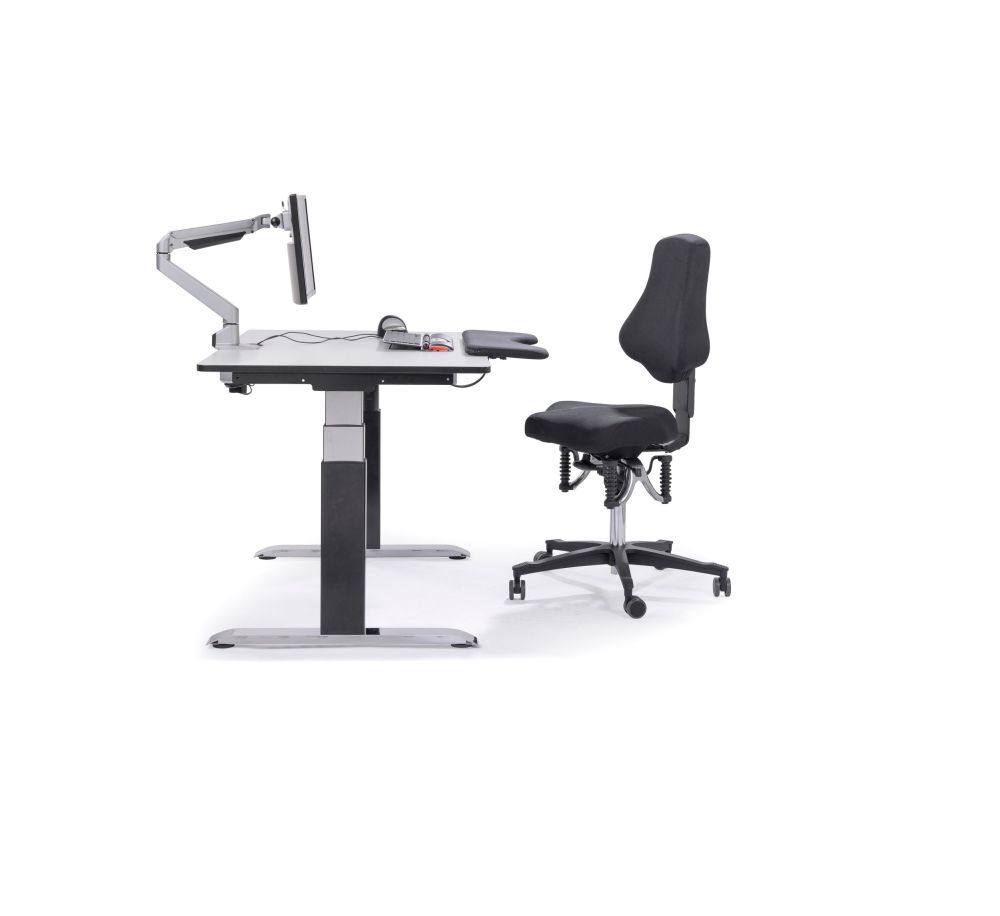Ergonomischer Bürostuhl mit flexibler Rückenlehne und höhenverstellbarem Schreibtisch mit Monitorarm.