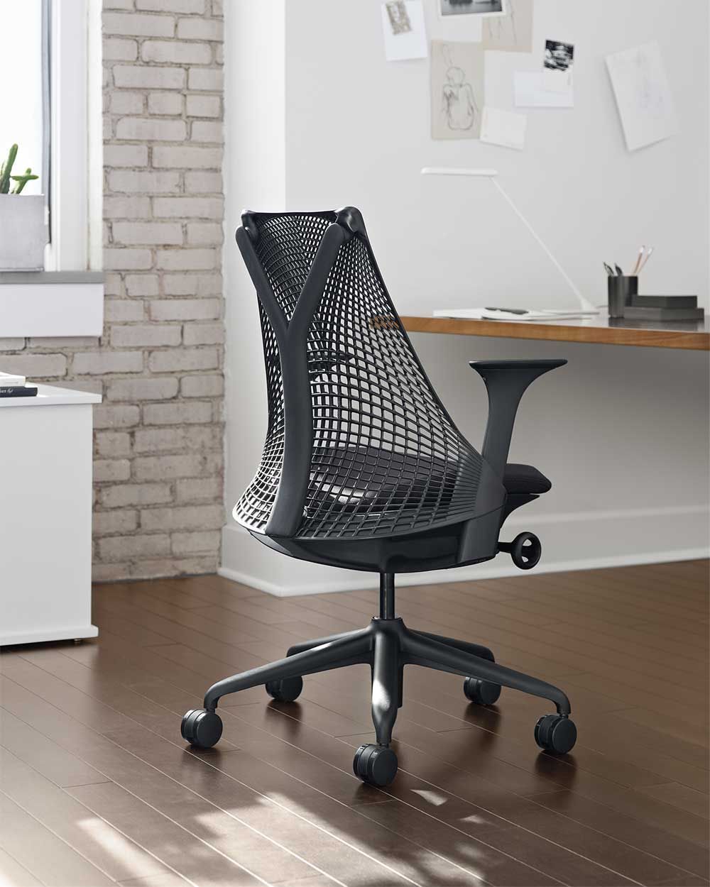 Ergonomischer Bürostuhl mit Netzrückenlehne, flexibler Sitzfläche und Rollen, in modernem Büroambiente.