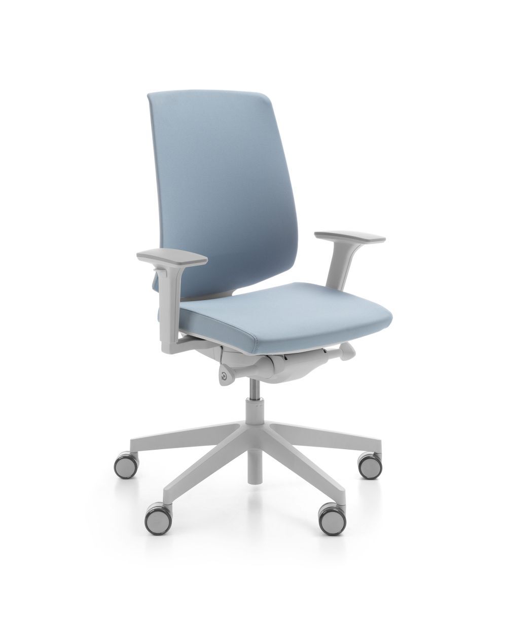 Ergonomischer Bürostuhl in Hellblau mit verstellbaren Armlehnen und Rollen, ideal für dynamisches Sitzen.