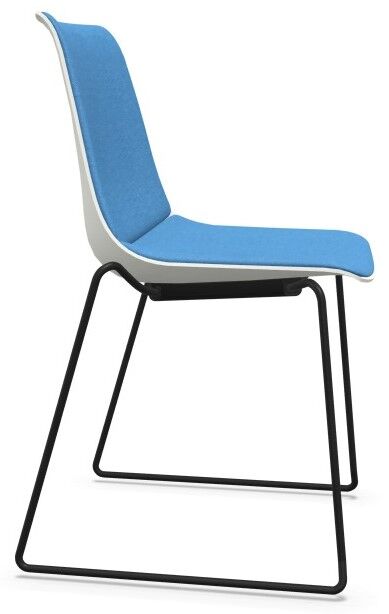 Seitenansicht eines ergonomischen Stuhls mit blauem Polster und schlankem, schwarzem Metallrahmen.