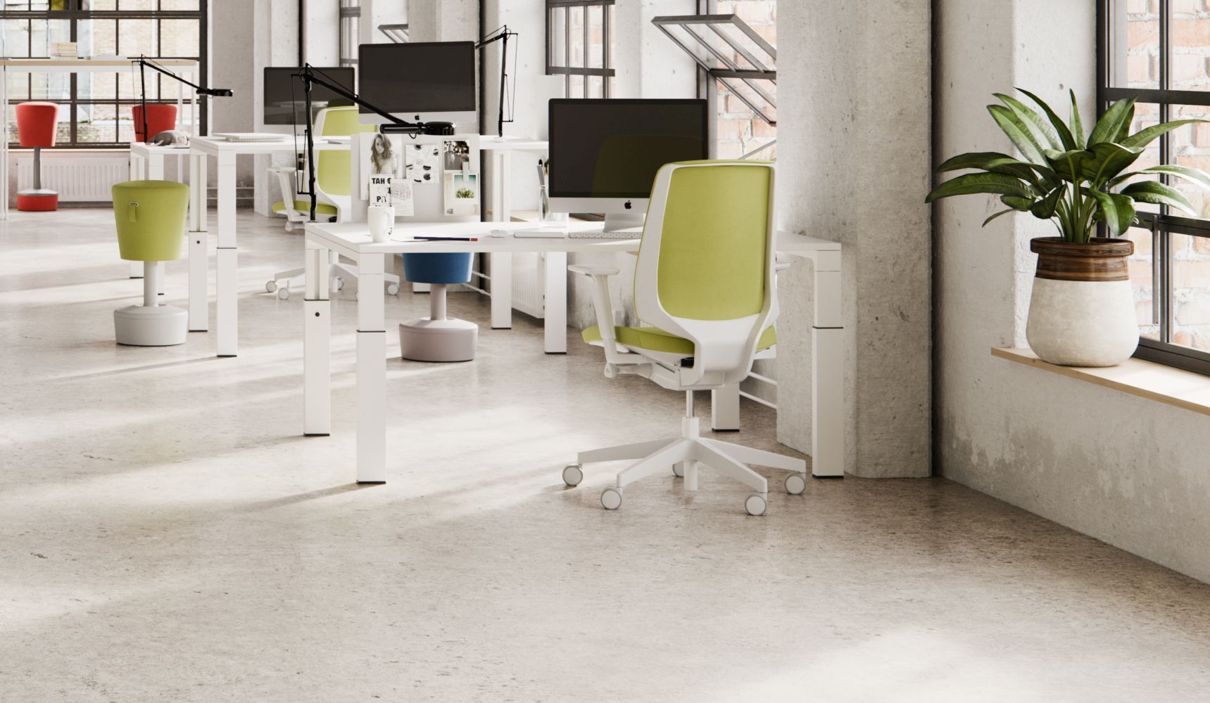 Modernes Büro mit ergonomischen Stühlen und Schreibtischen, großen Fenstern und Pflanzen für ein gesundes Arbeitsumfeld.